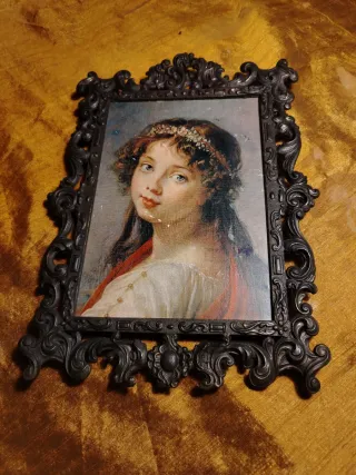 Cornice in metallo con ritratto