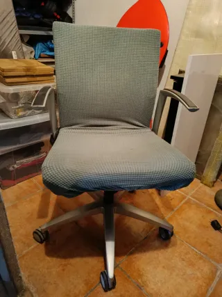 Silla de oficina ergonómica gris y verde azulado