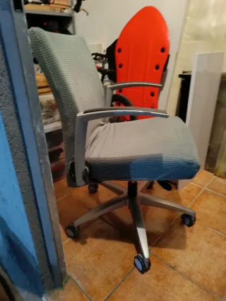 Silla de oficina ergonómica gris y verde azulado
