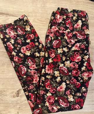 Pantalones Stradivarius florales tobilleros
