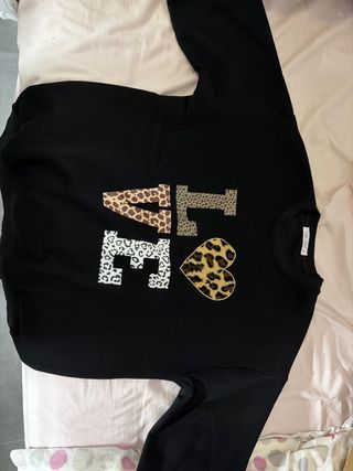 Sudadera negra con estampado animal print