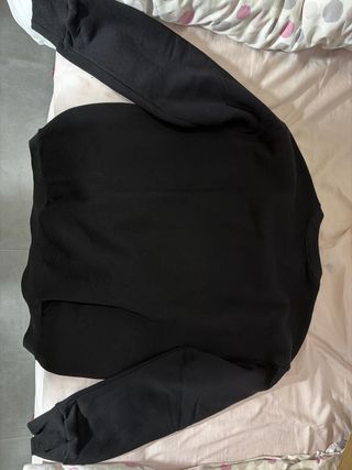 Sudadera negra con estampado animal print