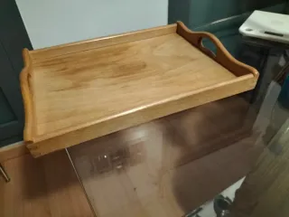 Bandeja de madera con asas