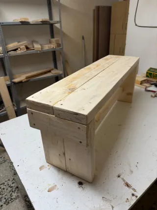 Banco de madera artesanal
