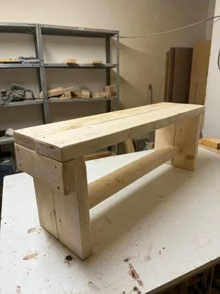 Banco de madera artesanal