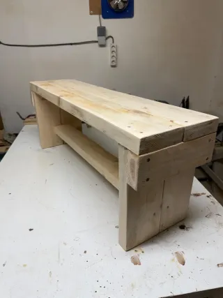 Banco de madera artesanal