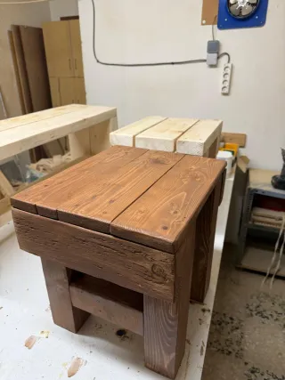 Taburete artesanal de madera