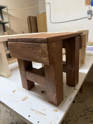 Taburete artesanal de madera