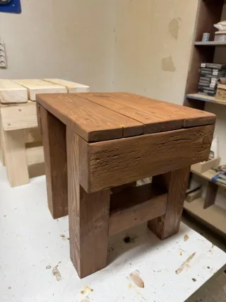 Taburete artesanal de madera