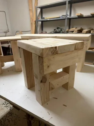 Taburete artesanal de madera