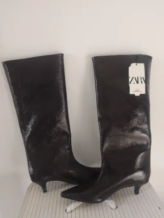 Botas Zara .Color burdeos de Charol, Tacón Gatito