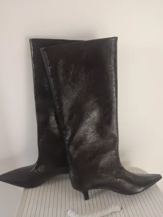 Botas Zara .Color burdeos de Charol, Tacón Gatito