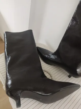 Botas Zara .Color burdeos de Charol, Tacón Gatito