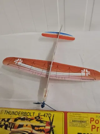 Avión de cartón aleatorio