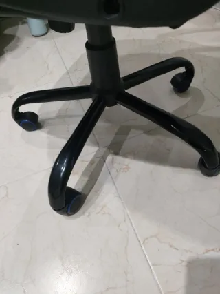 Silla de escritorio negra y azul