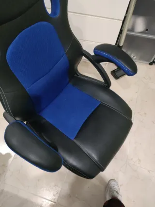 Silla de escritorio negra y azul