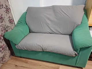 Sofá de tela gris y verde