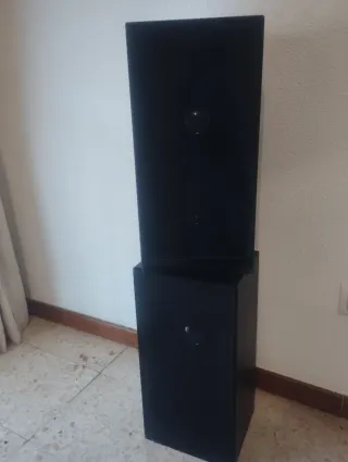 Cadena de música con altavoces