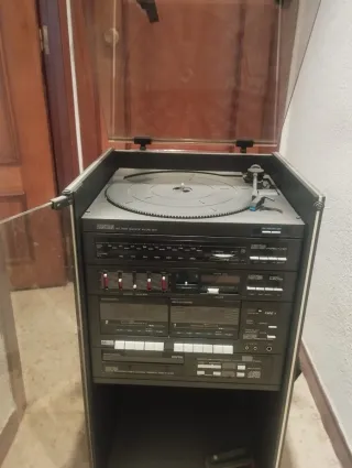 Cadena de música con altavoces