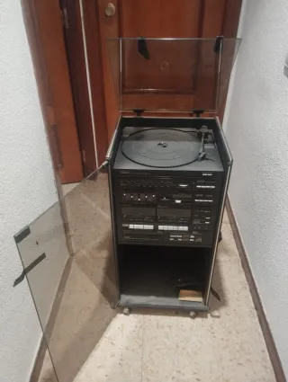 Cadena de música con altavoces