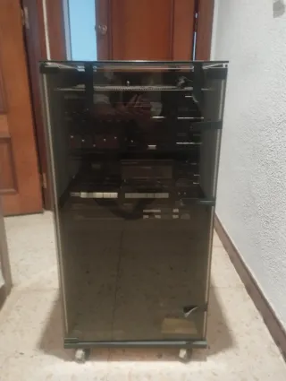 Cadena de música con altavoces