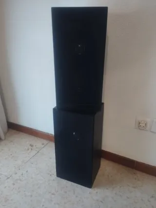 Cadena de música con altavoces