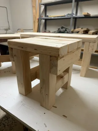 Taburete rústico de madera