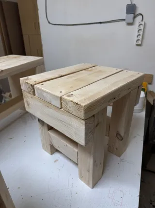 Taburete rústico de madera