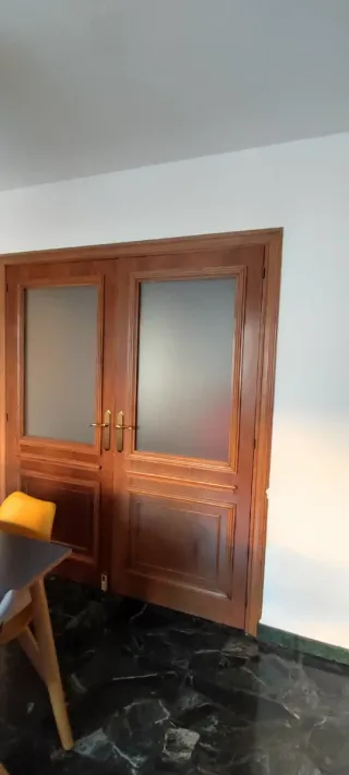 Puertas madera maciza con vidriera.