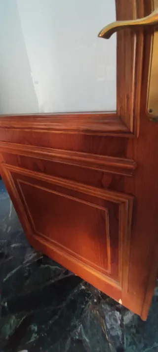 Puertas madera maciza con vidriera.