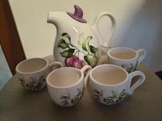 Caffettiera e 4 tazzine decorate