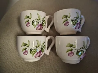 Caffettiera e 4 tazzine decorate