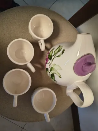 Caffettiera e 4 tazzine decorate