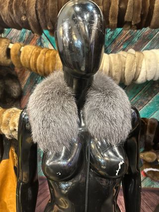 Collo di pelliccia grigio