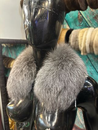 Collo di pelliccia grigio