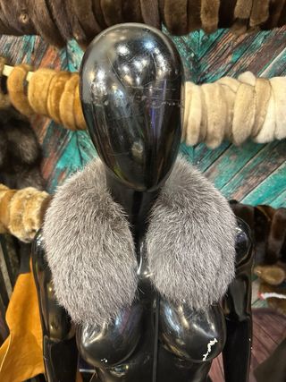 Collo di pelliccia grigio