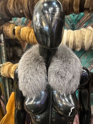 Collo di pelliccia grigio