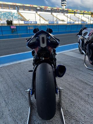 YAMAHA R1 2019 motor negro