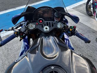 YAMAHA R1 2019 motor negro