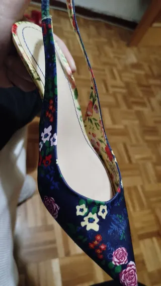 Zapatos de tacón Zara estampado floral