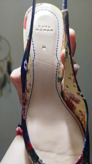 Zapatos de tacón Zara estampado floral