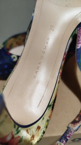Zapatos de tacón Zara estampado floral