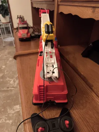 Camión de bomberos de juguete rojo