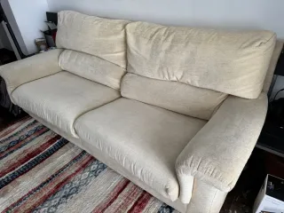 Sofá de tela beige