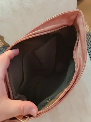 Bolso rosa con correa dorada