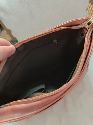 Bolso rosa con correa dorada