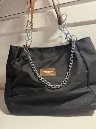 Bolso negro con cadena y asas de cuero