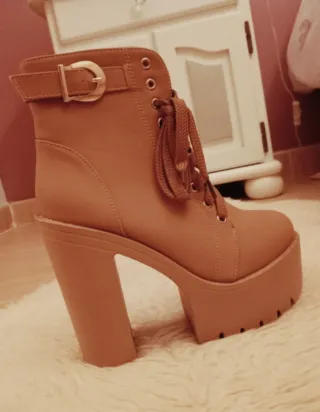 Botas de tacón con plataforma y cordones