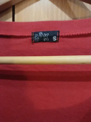 Jersey rojo con estampado de ardilla