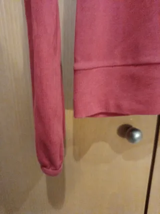 Jersey rojo con estampado de ardilla